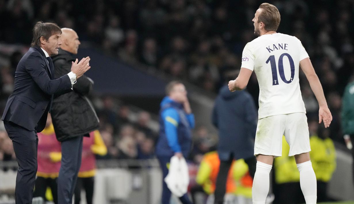 Menjalani pertandingan di Tottenham Hotspur Stadium, Jumat (5/11/2021), Antonio Conte langsung menurunkan skuad terbauknya.  Pelatih asal Italia ini masih menerapkan formasi andalannya, 3-4-3. (AP/Frank Augstein)
