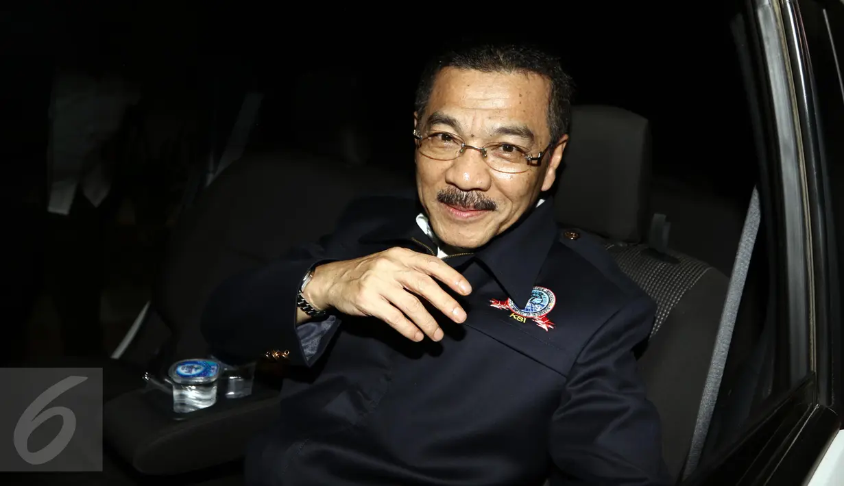 Mantan Mendagri, Gamawan Fauzi memasuki mobilnya usai menjalani pemeriksaan di Gedung KPK, Jakarta, Kamis (20/10). Gamawan menjalani pemeriksaan lanjutan terkait kasus dugaan korupsi pengadaan proyek e-KTP di Kemendagri. (Liputan6.com/Helmi Afandi)