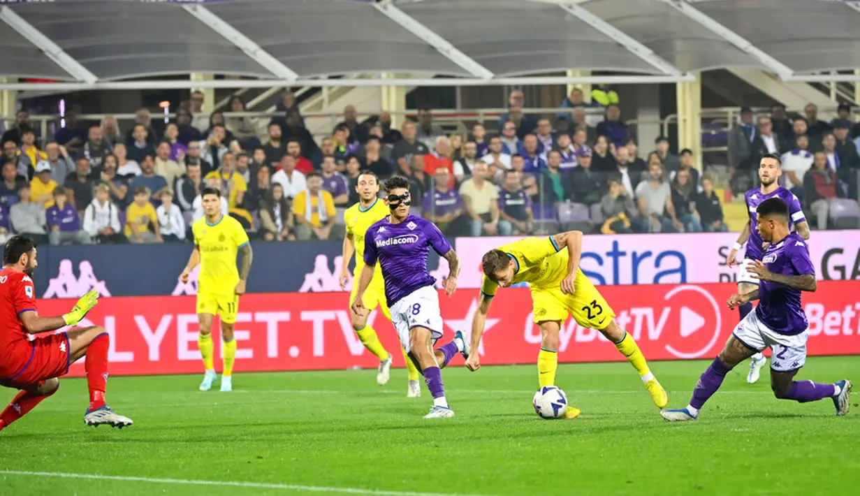 Pemain Inter Milan Nicolo Barella (kanan tengah) mengontrol bola saat melawan Fiorentina pada pertandingan sepak bola Liga Italia di Artemio Franchi Stadium, Florence, Italia, 22 Oktober 2022. (Massimo Paolone/LaPresse via AP)