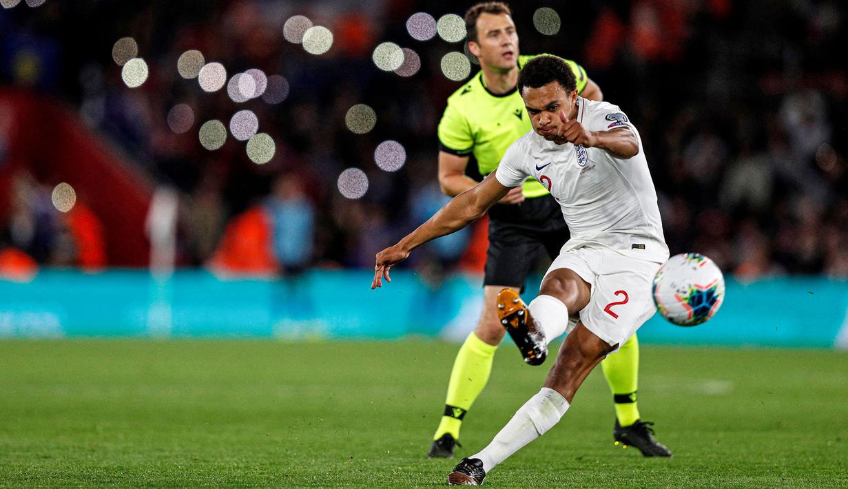 Trent Alexander-Arnold (RB) - Sempat nyaris dicoret dari Timnas Inggris, pemain ini akan dipastikan mengikuti Euro 2020 (Euro 2021) bersama The Three Lions. Menurut taksiran Transfermarkt, ia dibanderol dengan harga 75 juta Euro. (Foto: AFP/Adrian Dennis)