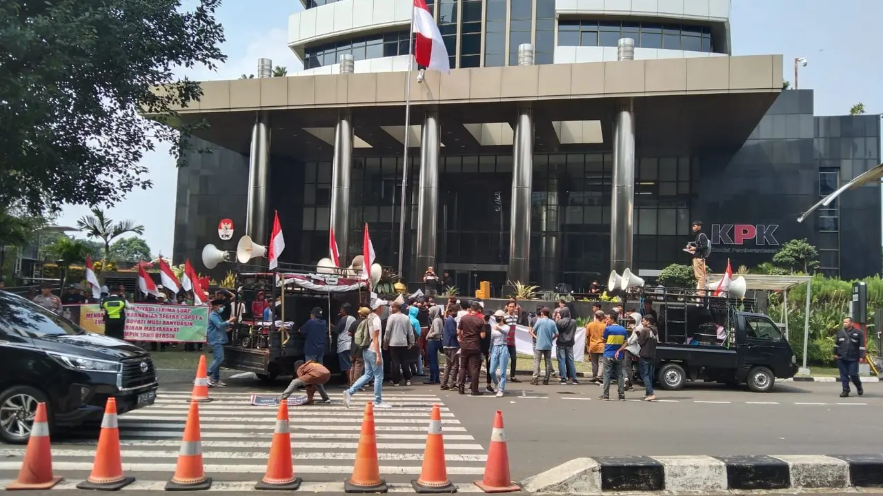 Koalisi Rakyat untuk Keadilan menggelar aksi untuk mendesak Komisi Pemberantasan Korupsi (KPK) segera mengusut tuntas kasus dugaan korupsi pembangunan toilet di Kabupaten Bekasi, Jawa Barat