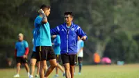 Arthur Cunha dan Pelatih Arema FC Joko Susilo. (Liputan6.com/Rana Adwa)