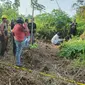 Polisi lakukan olah tempat kejadian perkara ayah bunuh anak tiri di Pekanbaru. (Liputan6.com/M Syukur)