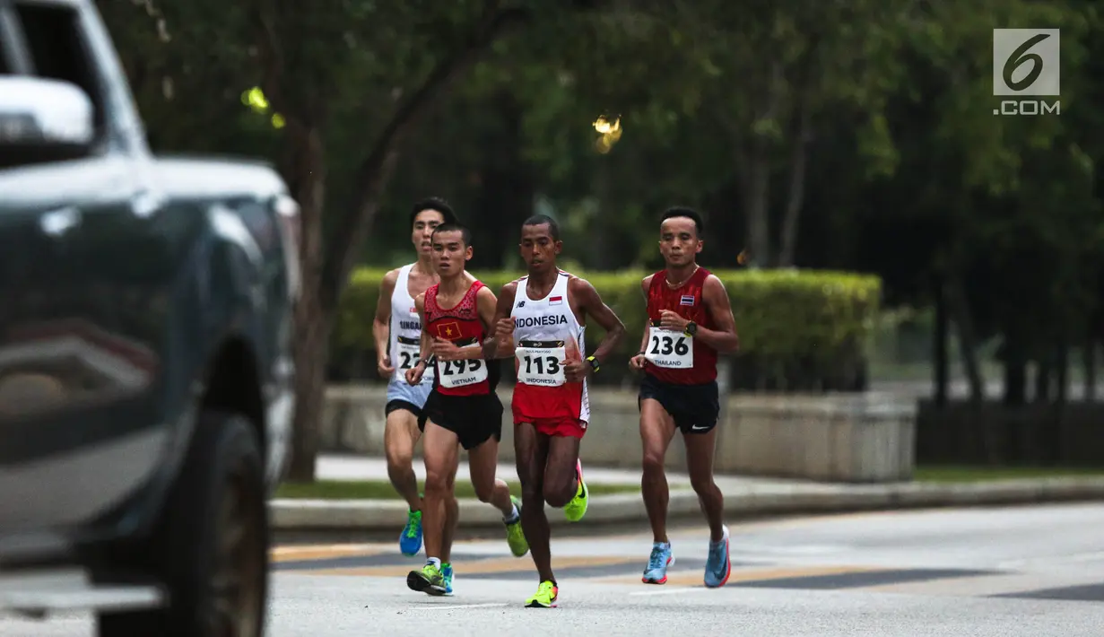 Pelari Indonesia Agus Prayogo bersama pelari lainnya saat mengikuti trek maraton SEA Games XXIX di Putra Jaya, Kuala Lumpur, Malaysia, Sabtu (19/8). Agus mencatatkan waktu 2 jam 31 menit 19 detik. (Liputan6.com/Faizal Fanani)