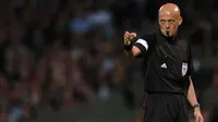 Pierluigi Collina adalah salah satu wasit terbaik dunia. Dia pernah memenangkan Penghargaan Wasit Terbaik Dunia IFFHS enam kali berturut-turut, dari tahun 1998 hingga 2003. Wasit berkepala plontos ini menjadi wasit FIFA dari tahun 1995-2005. (Foto: AFP/Martin Bureau)
