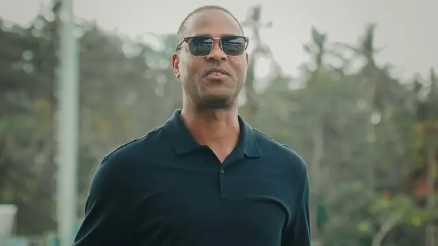 Pelatih Timnas Indonesia, Patrick Kluivert, beserta asistennya, Alex Pastoor, mengunjungi Bali United Training Center, Gianyar, pada Rabu (21/5/2025).