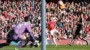 Pemain Arsenal, Theo Walcott, menendang bola ke arah gawang Watford pada putaran keenam Piala FA di Stadion Emirates, London, Minggu (13/3/2016). (AFP/Ian Kington)