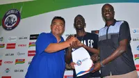 Makan Konate resmi menjadi pemain Arema untuk musim depan. (Bola.com/Iwan Setiawan)