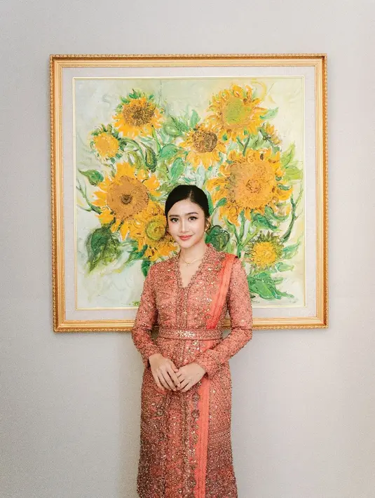 Febby Rastanty tampil cantik dalam balutan kebaya oranye full payet silver rancangan Fadlan. Dipadukan dengan belt dan kain songket dengan warna yang persis sama. [@febbyrastanty]