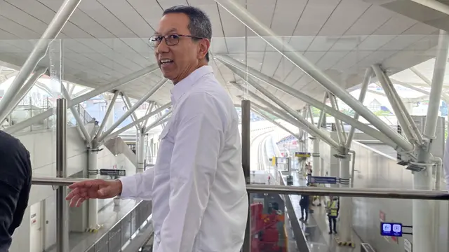 Penjabat (Pj) Gubernur Jakarta, Heru Budi, mengunjungi lokasi pembangunan LRT Jakarta Fase 1B yang menghubungkan Velodrome dengan Manggarai, Senin (14/10/2024).