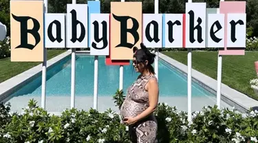 Penampilan Kourtney Kardashian di acara baby shower mencuri perhatian. Kakak dari Kim Kardashian itu mengenakan bodysuit ketat berbahan kulit ular tanpa lengan. Dia melengkapinya dengan satu set telinga Mickey Mouse, dan rambut bob coklat tua yang diikat ke belakang. (Liputan6.com/IG/@travisbarker)