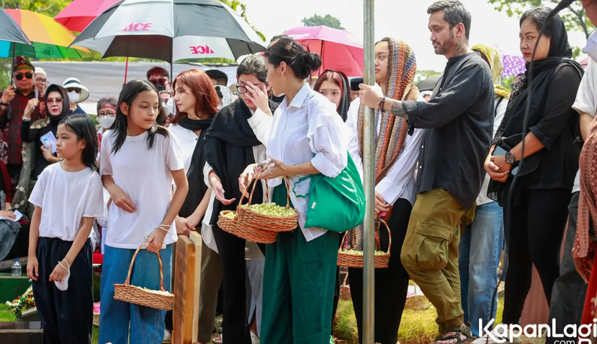 "Alhamdulillahnya dia bukan mertua yang menyebalkan ya. Dia mertua yang baik, perhatian, sayang sama saya, sama cucu-cucunya," kata Mieke di pemakaman dilansir dari Kapanlagi. [Foto: Muhammad Akrom Sukarya/KapanLagi.com]