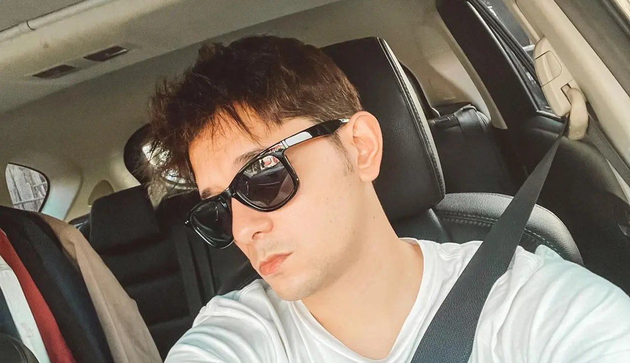 Tak hanya saat liburan, Andrew Andika juga tampil kece meski berada di dalam mobil. Ia tak ingin kelewatan berfoto selfie saat mengenakan kacamata hitamnya. Liputan6.com/IG/@andrewandika).