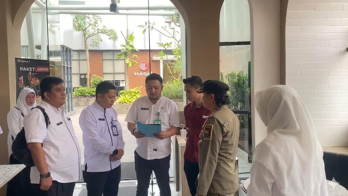 Nunggak hingga Ratusan Juta, Sejumlah Restoran di Tangerang Dipasang Stiker Pajak Tertunggak