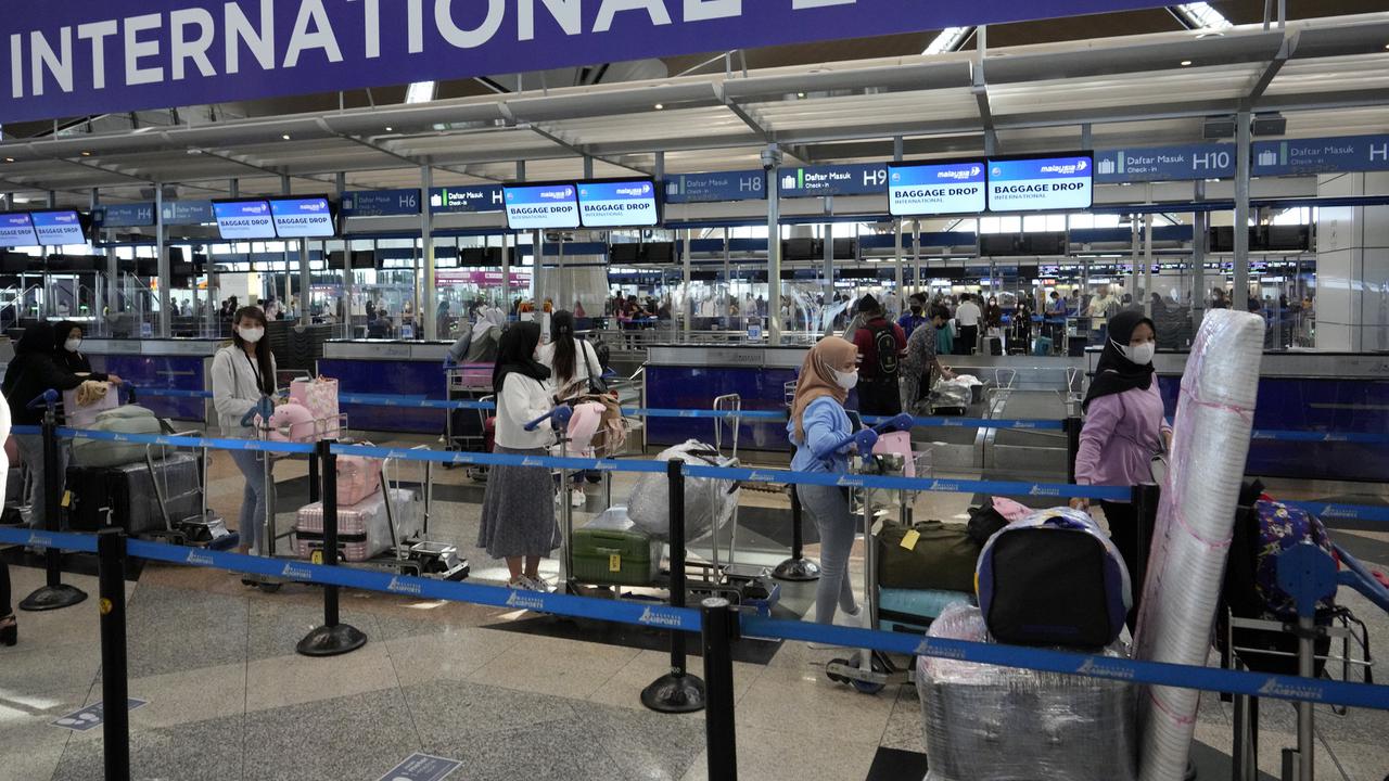 FOTO: Malaysia Buka Perbatasan, Orang Asing Boleh Masuk Tanpa Karantina