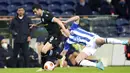 Pemain Lazio Pedro (kiri) berlari dengan bola menjauhi pemain Porto Mateus Uribe pada pertandingan Liga Europa di Stadion Dragao, Porto, Portugal, 17 Februari 2022. Porto menang 2-1. (AP Photo/Luis Vieira)