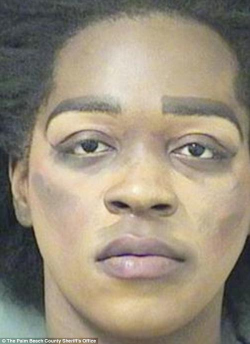 Brandon yang menyamar menjadi Nyonya Creammy Juicy | Photo: Copyright dailymail.co.uk