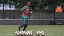 Gelandang Timnas Indonesia, Irfan Jaya, berlari santai saat latihan di Lapangan ABC Senayan, Jakarta, Selasa (16/1/2018). Pemusatan latihan ini dilakukan jelang Asian Games 2018. (Bola.com/Vitalis Yogi Trisna)