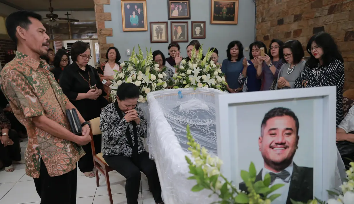 Suasana dalam rumah duka diselimuti kesedihan mendalam.  Disamping peti jenazah Mike berwarna putih, kerabat dan sahabat terus memanjatkan doa pada penyanyi  berusia 32 tahun itu. (Adrian Putra/Bintang.com)