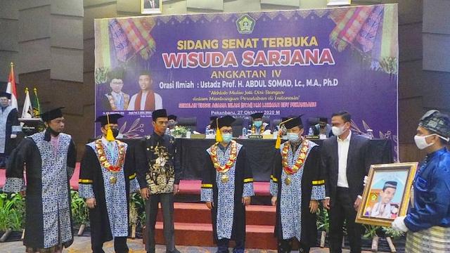 Ustaz Abdul Somad menerima kenang-kenangan dari senat STAI Lukman Edy.