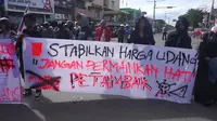 Para petambak udang di Kota Tarakan berunjuk rasa karena harga udang yang jatuh. (foto: Siti Hardiani)
