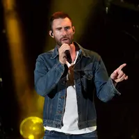 Perwakilan LAPD pun mengunjungi kediaman Adam dan keluarga, ia melakukan penyelidikan lewat interaksinya dengan ibu muda tersebut. Dari hasil perbincangannya, tak ditemukan bekas luka di keduanya, baik ibu dan anak. (AFP/Bintang.com)