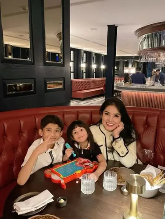Nindy Ayunda mengajak kedua buah hatinya untuk makan di sebuah restoran. Ini juga momen merayakan ultah putra pertamanya Abhirama. (Foto: Instagram/@nindyayunda)