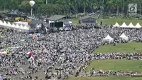 Umat muslim mengikuti aksi reuni 212 di Lapangan Monas, Jakarta, Minggu (2/12). Penyelenggaraan reuni ini merupakan kali kedua setelah juga dilakukan pada 2017. (Merdeka.com/Iqbal S. Nugroho)