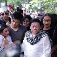 Sophia Latjuba berusaha menenangkan kesedihan yang direndung oleh Alea, putri hasil pernikahan Ariel NOAH dengan mantan istri Sarah Amelia. (Adrian Putra/Bintang.com)