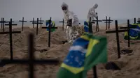 Aktivis menggali kuburan di pantai Copacabana, Rio de Janeiro, Kamis (11/6/2020). Aksi simbolis yang dilakukan oleh kelompok LSM Rio de Paz itu sebagai bentuk protes atas respons pemerintah Brasil dalam menangani pandemi Covid-19. (AP Photo/Leo Correa)