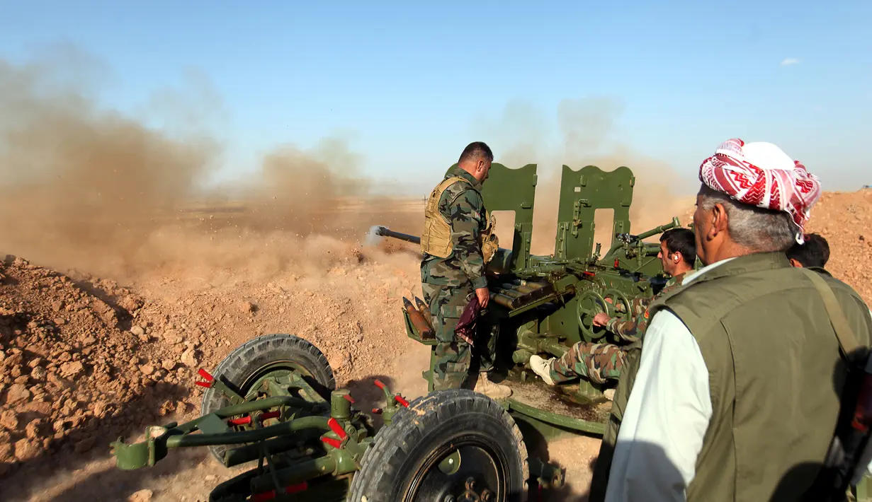 Pasukan Peshmerga Kurdi menembakkan senjata ke arah kelompok militan ISIS di timur desa Mosul , Irak , 29 Mei 2016. Kelompok koalisi ikut menembaki ISIS yang selama ini telah membuat kekecauan di wilayah timur tengah. (REUTERS / Azad Lashkari)