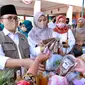 Bupati Banyuwangi Abdullah Azwar Anas bertemu dengan para petani dan pegiat kopi Kalibaru di Ruang Terbuka Hijau Sawunggaling pada Sabtu (25/7/2020)