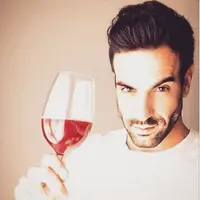 Simak Cowok Kece dengan Anggur Mereka Jelang Malam Minggu