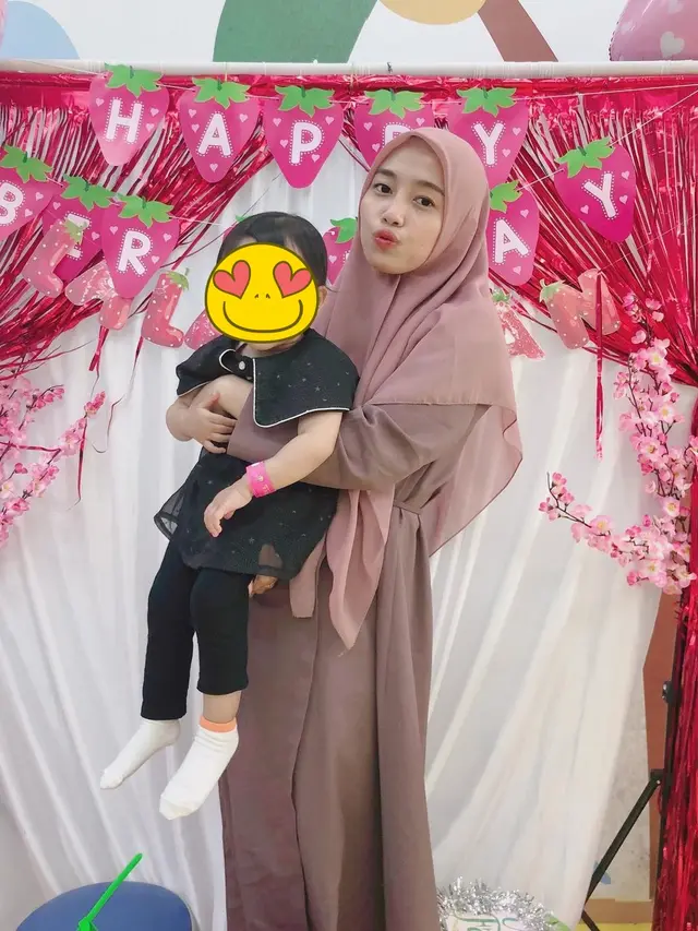6 Potret Terkini Dena Eks JKT48 Saat Asuh Anak, Jadi Ibu Siaga