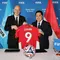 Ketua PSSI, Erick Thohir, memberikan jersey Timnas Indonesia kepada Presiden FIFA, Gianni Infantino, di sela-sela FIFA Executive Football Summit 2025. (Bola.com/Dok.Instagram Gianni Infantino).