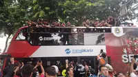 Timnas Indonesia U-22 menaiki bus atap terbuka dalam parade di Jakarta, Jumat (19/5/2023). (Bola.com/Hery Kurniawan)