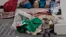Beberapa di antaranya tidur beralaskan seadanya di tempat terbuka, yang terpaksa mengungsi tanpa perlengkapan cukup, setelah melarikan diri dari pemboman. Tampak dalam foto, para pengungsi yang melarikan diri dari serangan udara Israel di Dahiyeh, pinggiran selatan Beirut, beristirahat di Lapangan Martir di pusat kota Beirut, Lebanon, Sabtu 7 Maret 2026. (AP Photo/Bilal Hussein)
