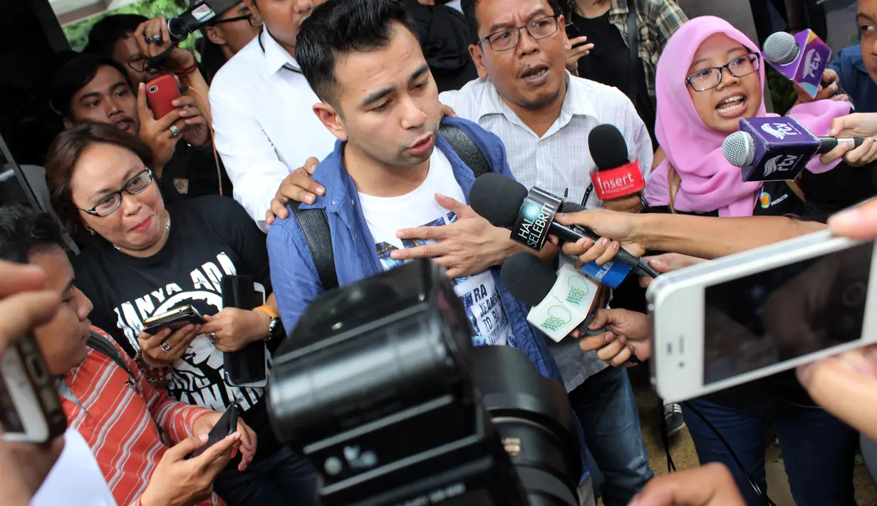 Dengan menggunakan kemeja biru dan kaos putih, Raffi menjalani pemeriksaan sebagai saksi sekitar satu jam lebih. (Adrian Putra/Bintang.com)