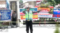 Petugas mengatur lalu lintas di depan Mapolresta Solo ditutup pasca ledakan bom bunuh diri, Solo, Jawa Tengah, (5/7). Teroris meledakkan bom bunuh diri di depan Sentra Pelayanan Kepolisian Terpadu Kepolisian Mapolresta Solo. (Boy Harjanto)
