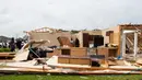 Sebuah rumah yang rusak akibat dihantam Tornado di Monroe, La, Minggu (12/4/2020). Pusat Prediksi Badai (SPC) menyatakan, tornado berlanjut sepanjang malam di Mississippi, serta di negara bagian lain yakni Alabama dan Georgia. (Nicolas Galindo/The News-Star via AP)