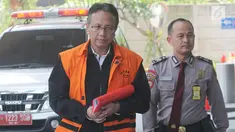 Plt Sekretaris DPPKAD Kabupaten Kudus Akhmad Sofyan dikawal petugas akan menjalani pemeriksaan di Gedung KPK, Jakarta, Rabu (11/9/2019). Akhmad Sofyan diperiksa sebagai tersangka terkait kasus suap pengisian jabatan perangkat daerah Kabupaten Kudus tahun 2019. (merdeka.com/Dwi Narwoko)