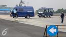 Sejumlah mobil jenazah dipersiapkan untuk menerima jenazah korban jatuhnya Pesawat TNI AU Hercules C-130 yang akan tiba di Lanud Halim, Jakarta, Rabu (1/7/2015). Peristiwa nahas tersebut merenggut sekitar 122 korban jiwa. (Liputan6.com/Faizal Fanani)