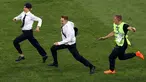 Dua penyusup menerobos memasuki lapangan pada pertandingan sepak bola final Piala Dunia 2018, Prancis melawan Kroasia di Stadion Luzhniki, Moskow (15/7). Penyusup diketahui merupakan grup band punk Rusia, Pussy Riot.  (AP Photo / Thanassis Stavrakis)