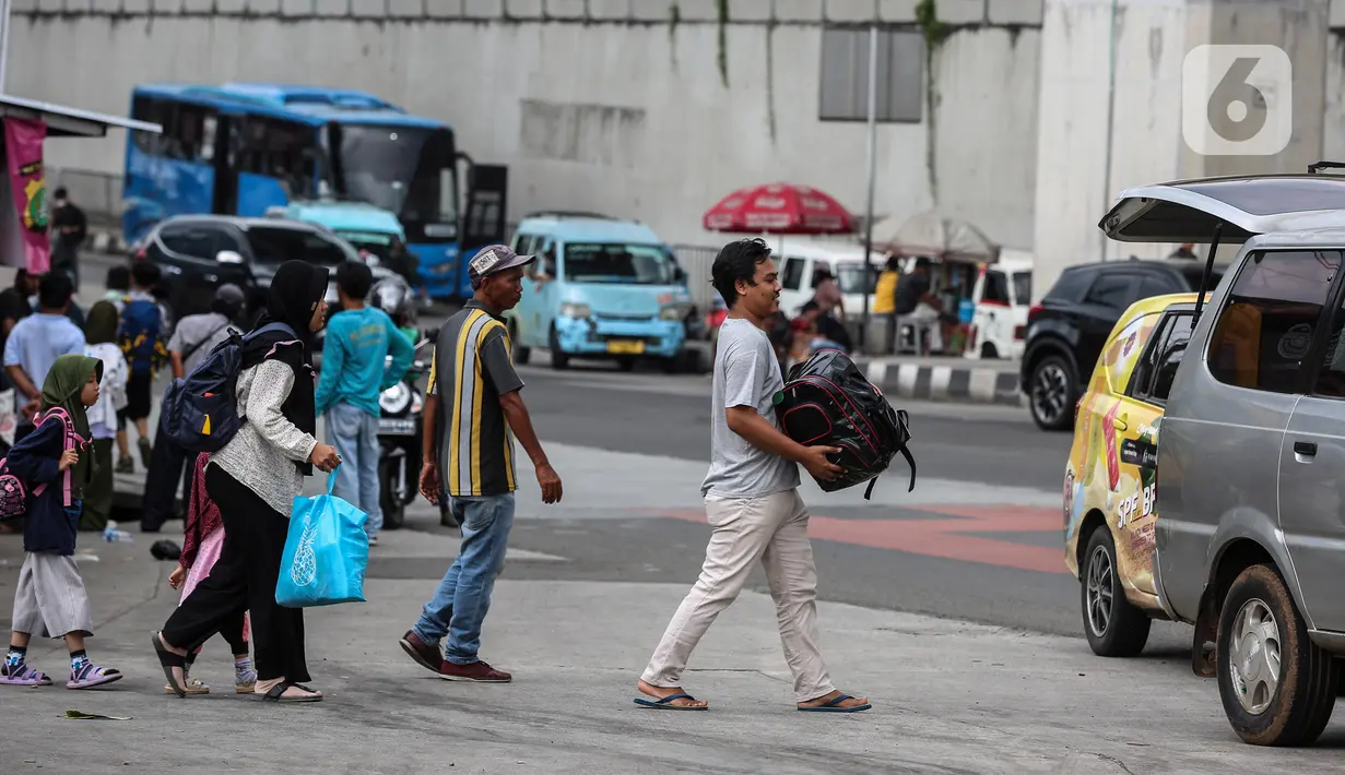 Pemudik arus balik Lebaran Idul Fitri 2023 berjalan saat tiba di Terminal Lebak Bulus, Jakarta, Rabu (26/4/2023). (Liputan6.com/Johan Tallo)