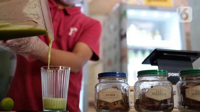 FOTO: Menikmati Jamu Tradisional Kala Pandemi COVID-19