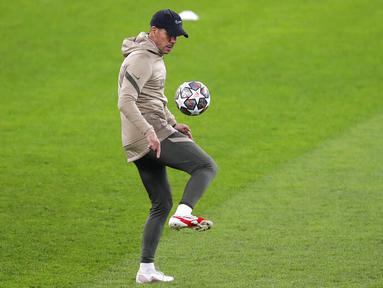 Pelatih Atletico Madrid, Diego Simeone, melakukan aksi dengan bola saat sesi latihan jelang laga babak 16 besar Liga Champions di The National Arena, Rumania, Senin (22/2/2021). Wakil Spanyol itu akan berhadapan dengan Chelsea. (AP Photo/Vadim Ghirda)