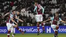 Pemain Manchester City, John Stones (2kiri) mencetak gol lewat sundulan saat dihadang para pemain West Ham United pada laga Piala FA di London stadium, (6/1/2017). City menang 5-0. (AP/Kirsty Wigglesworth)