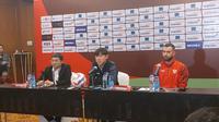 Pelatih Timnas Indonesia, Shin Tae-yong (tengah) saat menghadiri konferensi pers jelang laga melawan Irak di Hotel Sultan, Jakarta, Rabu (5/6/2024). (Bola.com/Hery Kurniawan)