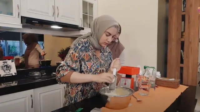 7 Momen Irish Bella Bikin Kue Nastar Lebaran, Hasilnya Enak Banget