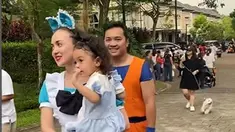 Sejumlah artis tampak merayakan Halloween dengan suka cita. Begitu pula dengan Rianti Cartwright yang tak mau melewatkan momen. Dalam unggahan Instagram, wanita kelahiran Bandung ini membagikan suasana perayaan dengan memakai kostum menarik. Tak sendiri, ia merayakan bersama sang suami dan anaknya. (Liputan6.com/IG/@riantic)
